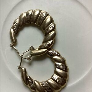 14k Gold Scallop Design Oblong Hoop Earrings